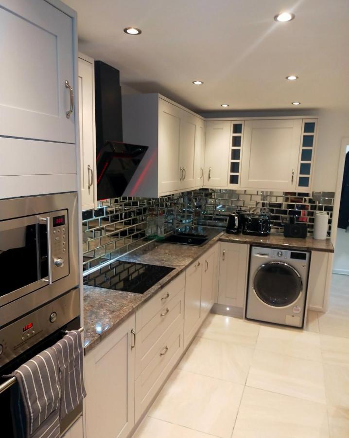 런던 Impeccable 2-Bed House 아파트 외부 사진